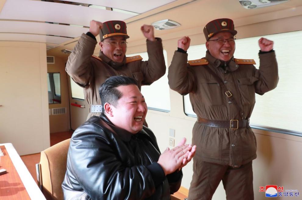 Севернокорейският ръководител Ким Чен-ун лично е ръководил изстрелването на най-мощната