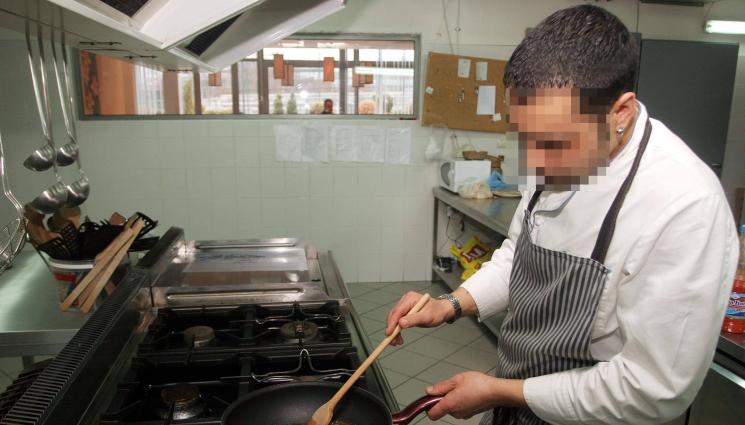 готвач - Предлагаме на бежанците работа като продавачи и готвачи, те си търсят като фотографи и козметици