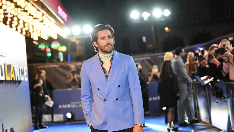 Джейк Джиленхол е стилен в синьо на британската премиера на „Линейката“