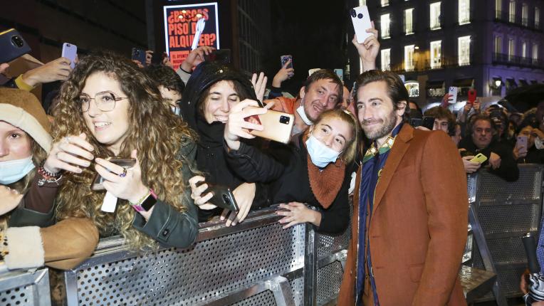  Мадрид го обича: Джейк Джиленхол очарова на испанската премиера на „ Линейката “ 