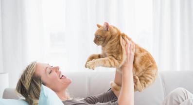 жена държи котка