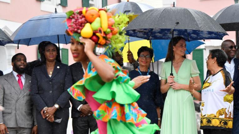  Кейт и Уилям на посещаване в локално учебно заведение и уличния фестивал на Джункану 