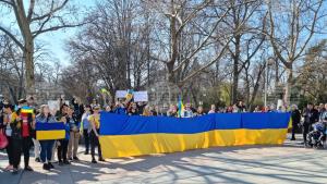Стотици украинци с плакати срещу войната и знамена на България