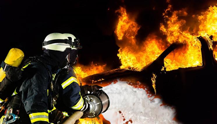 пожар кола - Пожар изпепели хале с автомобили!