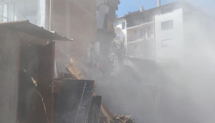 разрушена сграда - УЖАС: Багер бутна сграда погрешка, семейство по чудо оцеля при инцидента (ВИДЕО)