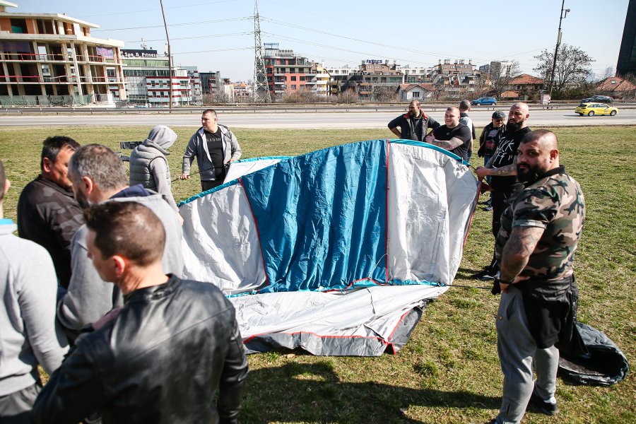 Фенове опънаха палатки пред БФС1