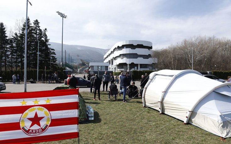 Фенове и ръководството на ЦСКА се събраха на протест