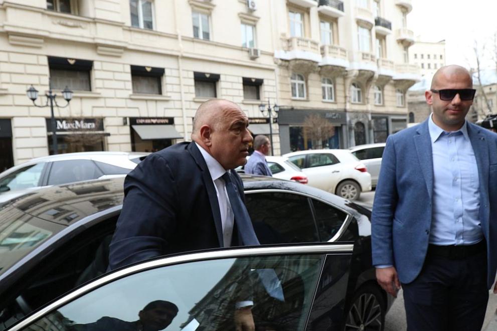 С близо половин час по-рано от предвиденото бившият премиер и