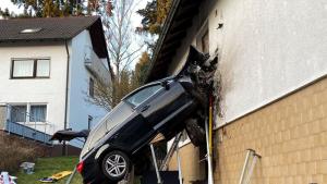 Автомобил се заби в къщата на немско семейство съобщават медии