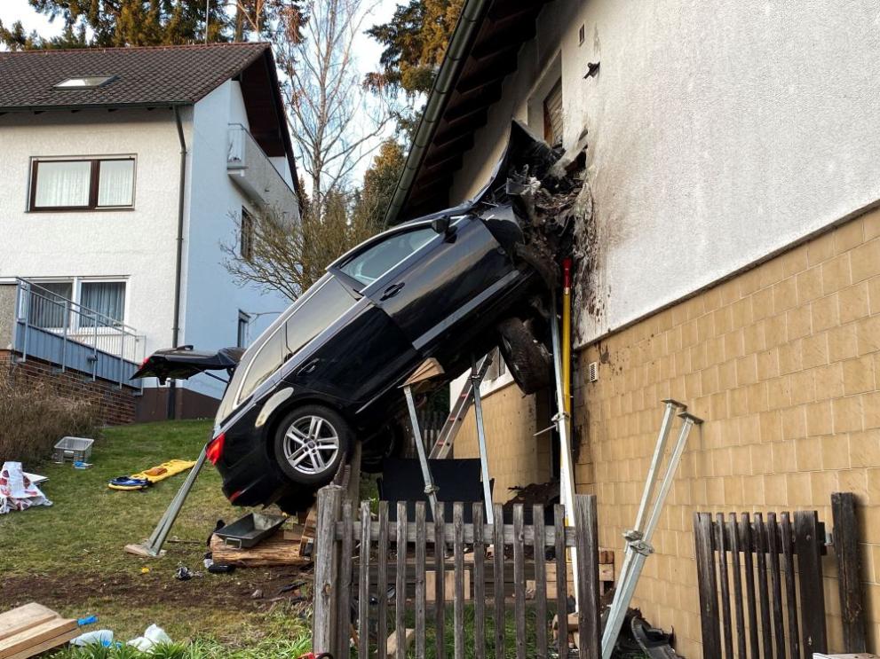 Автомобил се заби в къщата на немско семейство, съобщават медии