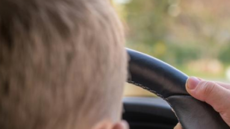 непълнолетен шофьор