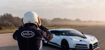 <p>Bugatti Centodieci с един от тестовите си пилоти.</p>
