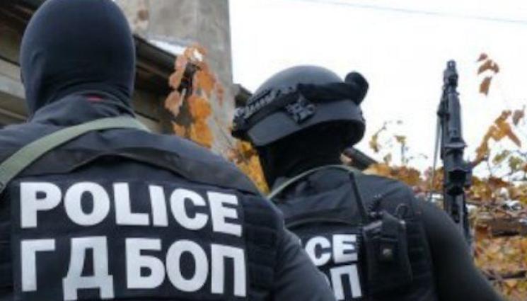 полиция ГДБОП - ЕКШЪН: Полицията в Гълъбово на крак. Задържаха мъж при спецакция, гръмнал друг кримигерой. Жандармерия запуши изходите на града