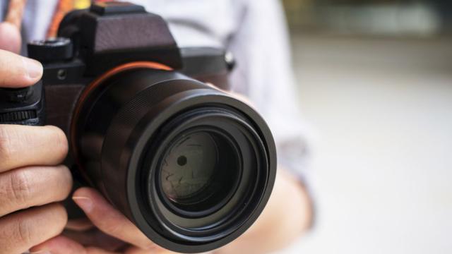 Фотограф вакумира моделите си, за да направи уникални кадри (СНИМКИ)