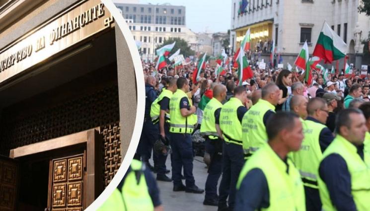 с - НЕДОВОЛНИ! Полицаи и надзиратели опъват палатков лагер пред министерството на Асен Василев