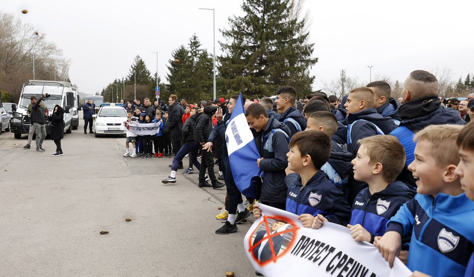 Протест пред сградата на БФС В Бояна1