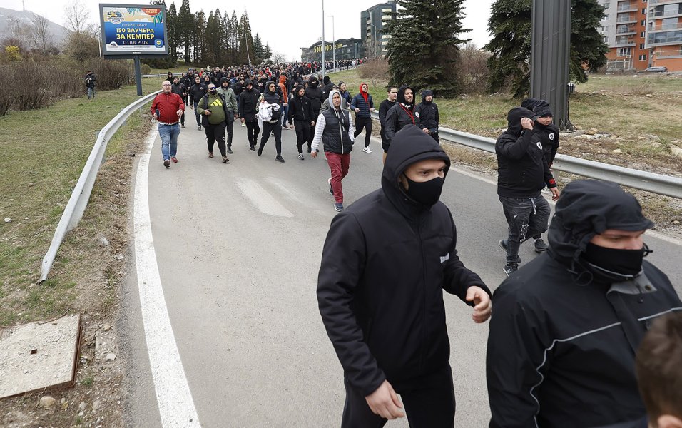 Протест пред сградата на БФС В Бояна1