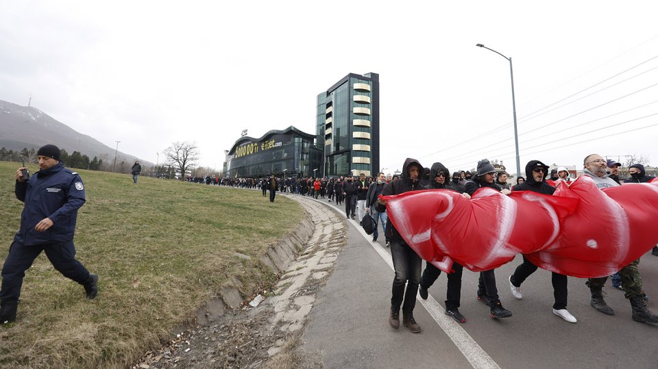 Протест пред сградата на БФС В Бояна1