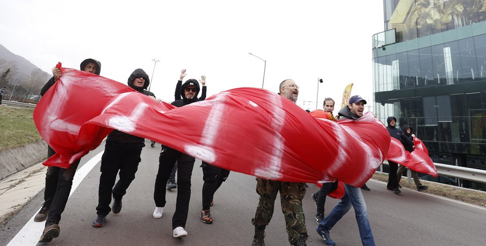 Протест пред сградата на БФС В Бояна1