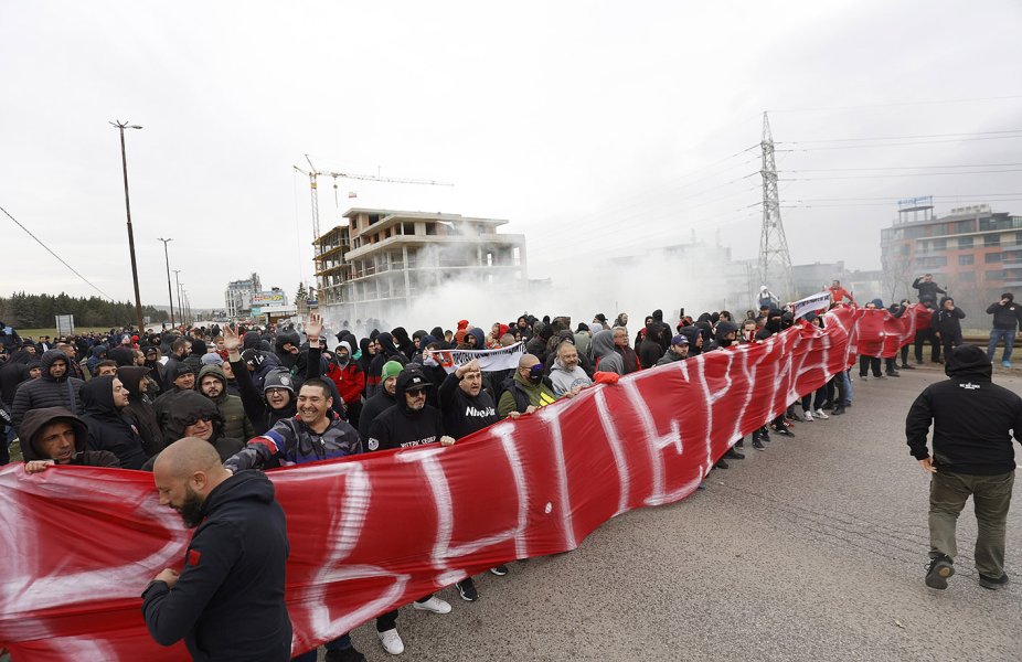 Протест пред сградата на БФС В Бояна1