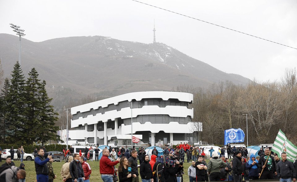 Протест пред сградата на БФС В Бояна1