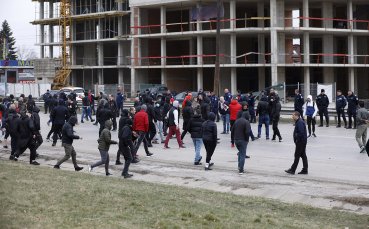 Протестът пред сградата на Българския футболен съюз започна в 17 00