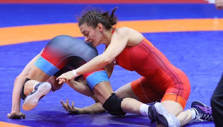 Евелина Николова - Евелина Николова се размина с медалите от световното по борба