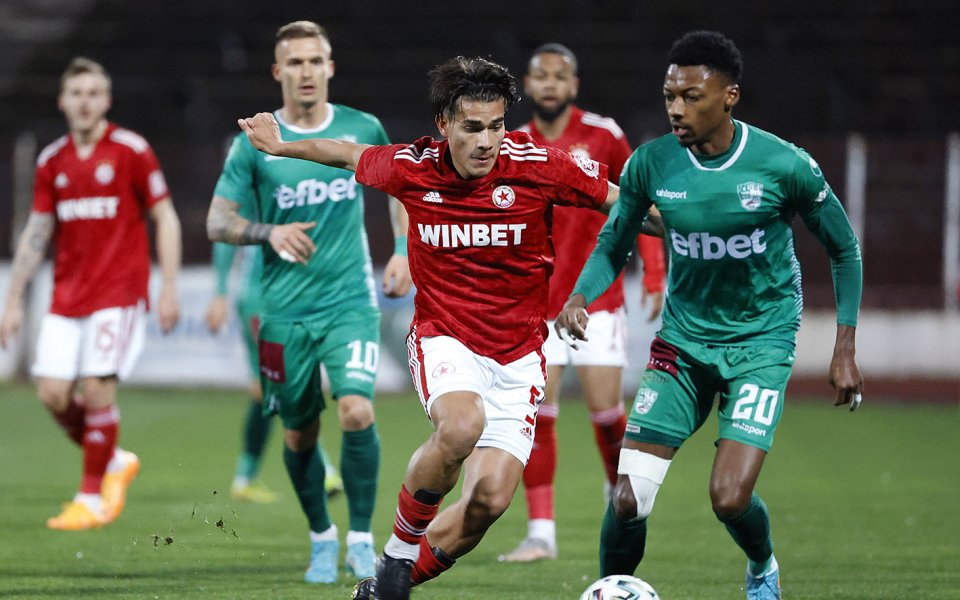 Отборите на ЦСКА и Берое играят при резултат 0:0 във