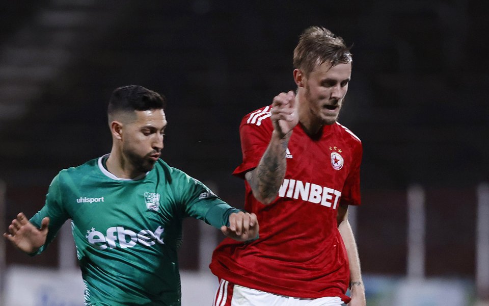 Тибо Вион най-вероятно ще бъде преместен в халфовата линия за