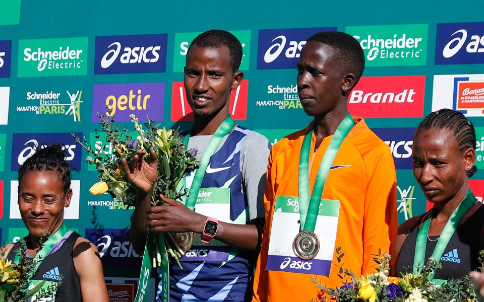 Етиопец триумфира в Парижкия маратон