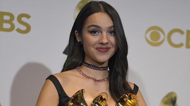 Шеметният възход на Оливия Родриго - от дебютния ѝ сингъл до три награди „Грами“ (ВИДЕО)