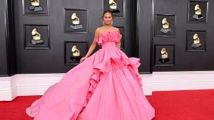 Рапърката Суити във фуксия Валентино и Тифани Хадиш в златиста