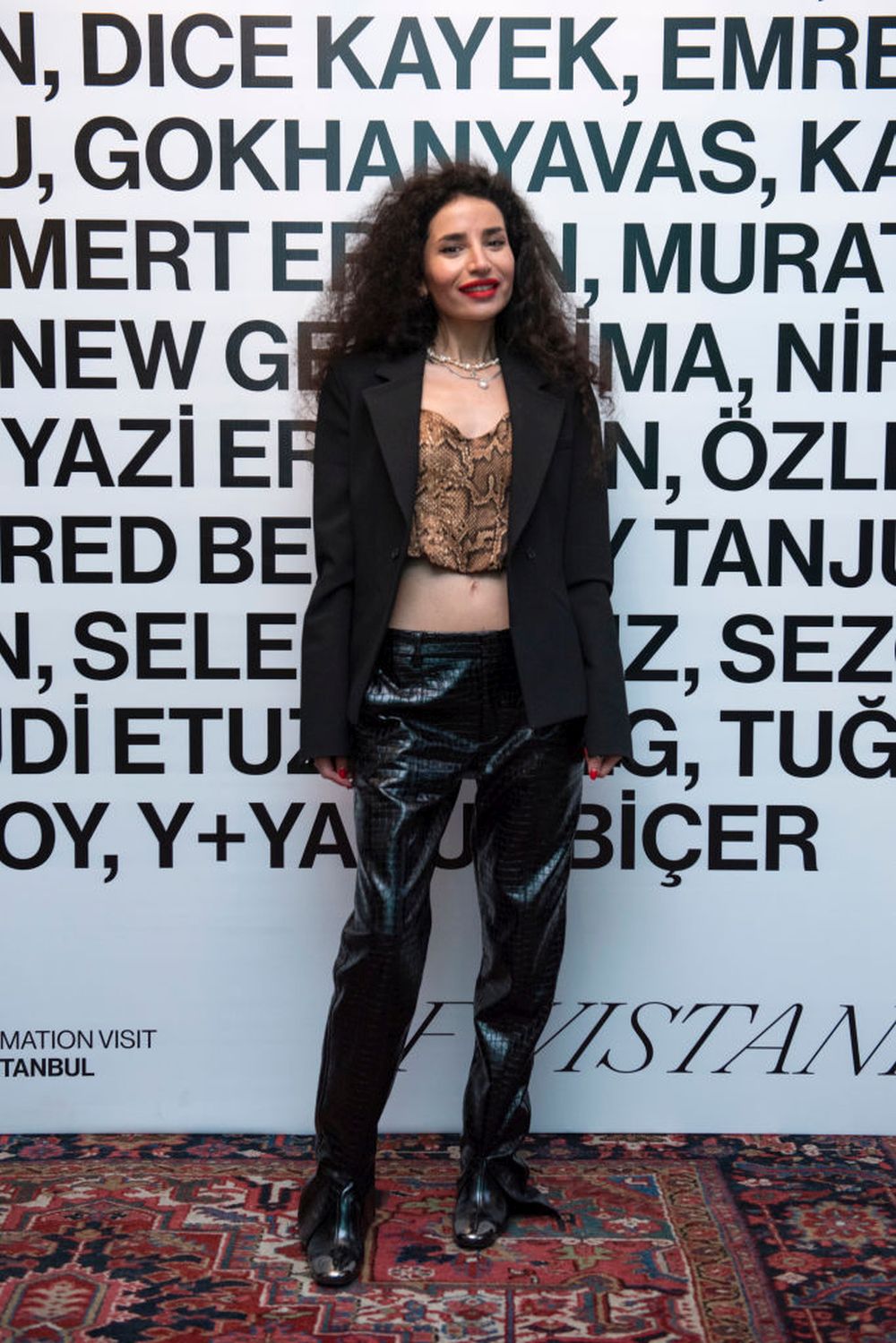 <strong>Поли/панталони с ниска талия</strong><br>
<br>
Полите и панталоните с ниска талия бяха навсякъде по пролетните ревюта. Ако никога не сте били фен на тази визия от началото на 2000-те, можете да пропуснете. Но, ако са ви омръзнали дънките и полите с висока талия, защо пък да не смените стила?