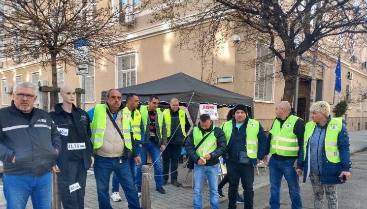 полицаи - Под прозорците на Василев: Полицаите направиха протестна разпродажба, подозират корупция при харченето на публични средства
