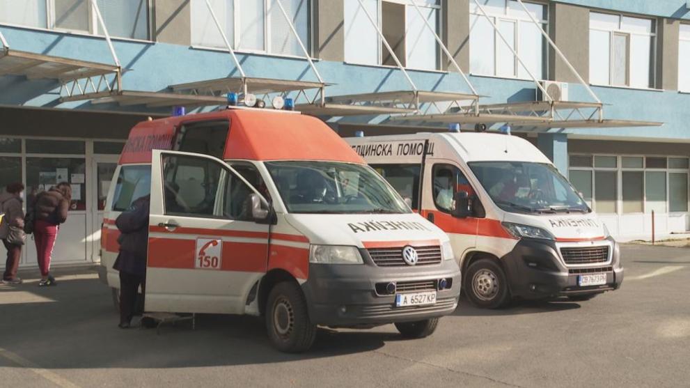 Линейка на Спешна помощ транспортира до УМБАЛ-Бургас мигрантите, ранени при