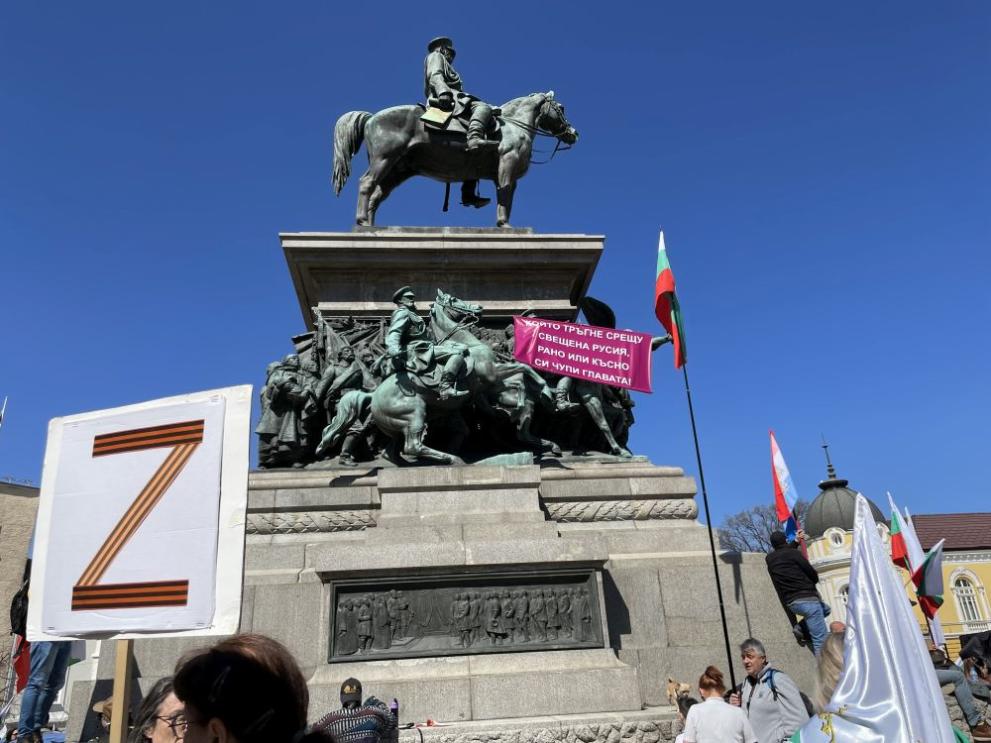 Автобуси докараха привържениците на Възраждане за протеста пред сградата на