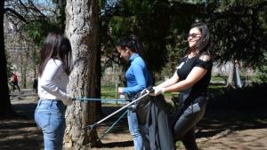 Студенти от Гърция и България почистиха парк Ловен дом в