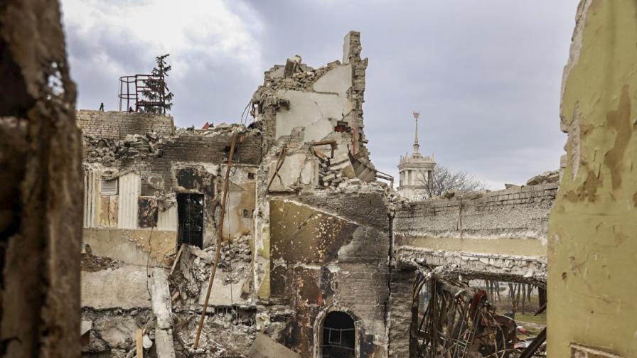 Русия започна да разрушава театъра в Мариупол