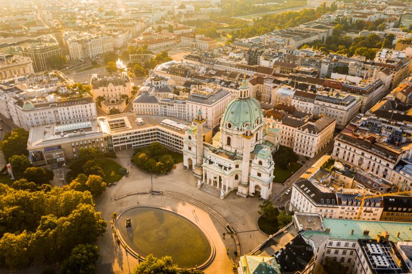 <p><strong>Виена, Австрия</strong></p>

<p>Виена винаги е в топ 10 на европейските дестинации, които се радват на най-голям интерес от страна на пътуващите. Виена е гостоприемна, безопасна и прелестна. Градът на практика е музей на открито, в който се срещат историята и културата. Можете да се насладите на клавирните концерти на Моцарт в Златната зала на Музикферайн, да откриете двореца Шьонбрун или просто да се разходите из многобройните великденски пазари навсякъде в града.</p>
