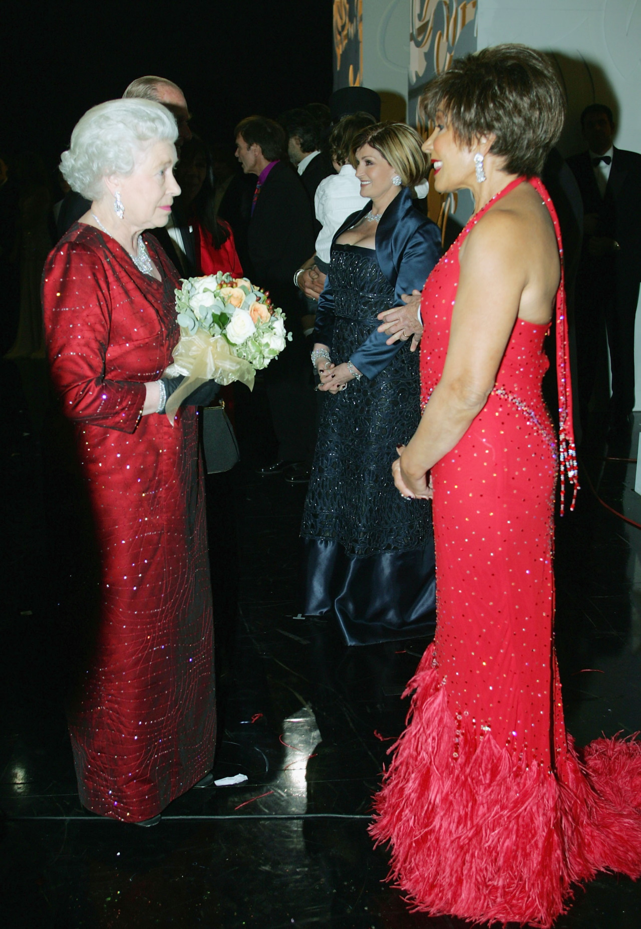 <p>Пвеицата Шърли Беси се среща с кралица Елизабет II. Черверното определено отива и на двете класни дами.</p>
