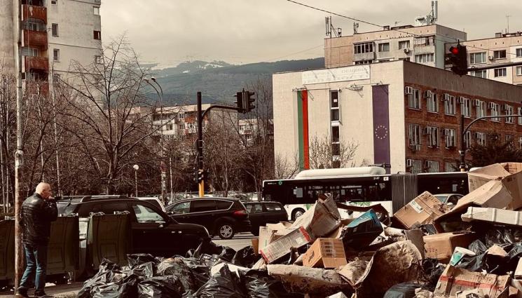 бунище - НА МЕТРИ ОТ ОБЩИНА