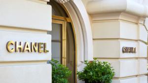Витрините на бутиците на Chanel в Париж бяха облепени със