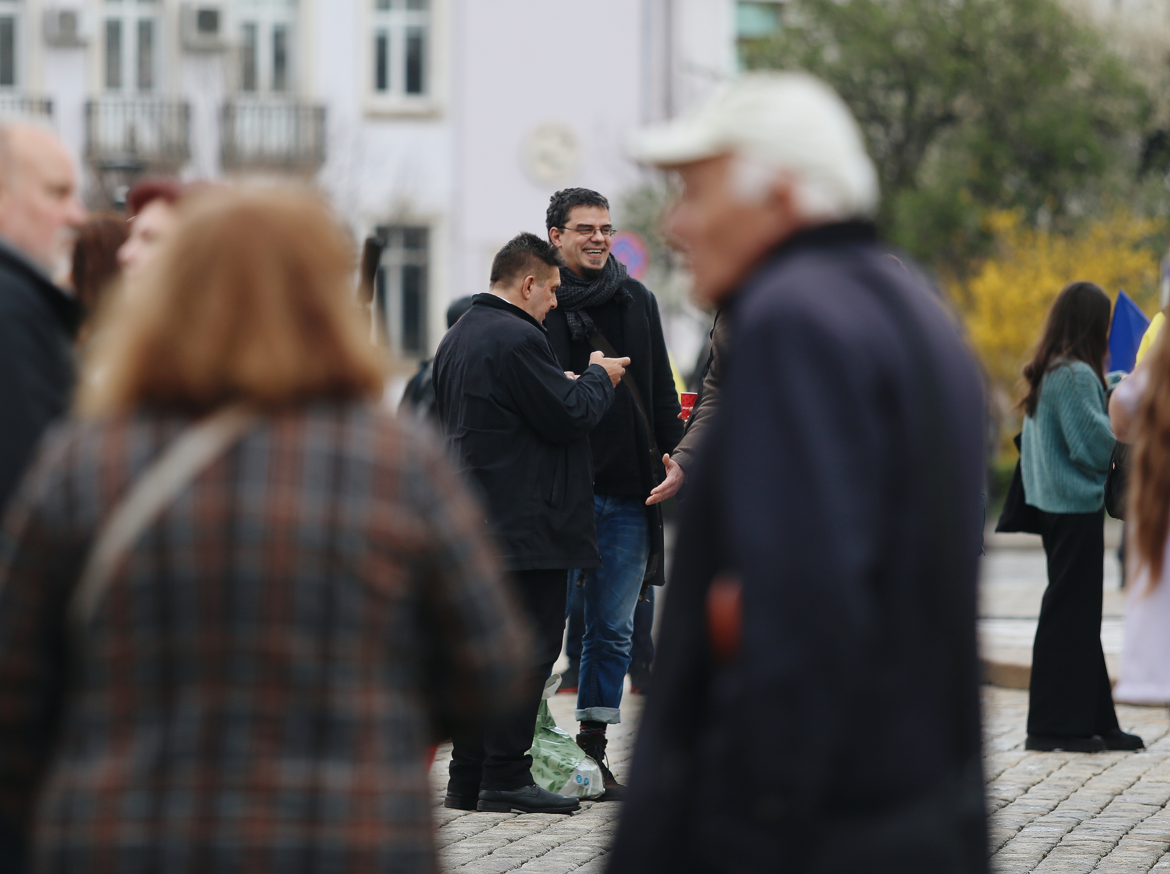 <p>Граждани се събраха на мирна демонстрация в центъра на София, за да изразят подкрепата си за Украйна. Демонстрацията е под наслов &bdquo;Ние не сме неутрални&ldquo;, организирана е в социалната мрежа Фейсбук, а част от хората настояват България да окаже военно-отбранителна помощ на Украйна.</p>