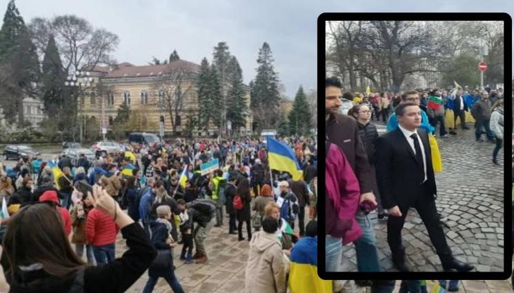 Божанков - Раздор в БСП? Явор Божанков цъфна на шествието в полза на Украйна