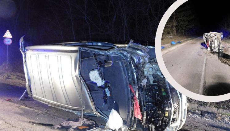 обърнат микробус - ВОЙНАТА ПО ПЪТИЩАТА: Джигит без книжка обърна бус, рани приятел