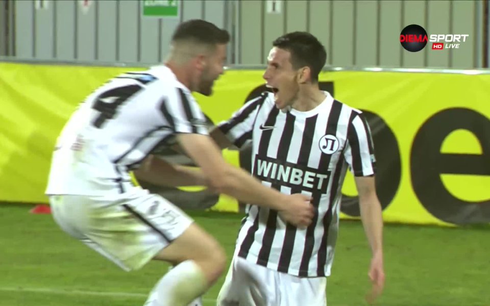 Домакините поведоха с 2:0 в 52-ата минута, когато се разписа