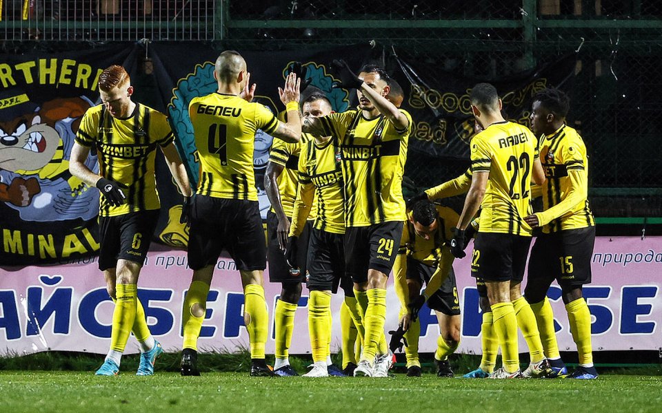 Ботев Пловдив победи Локомотив София с 2:0 на базата в