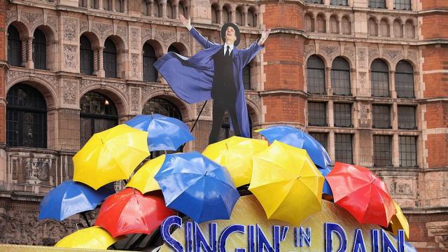 Мюзикълът „Аз пея под дъжда“ навърши 70 години