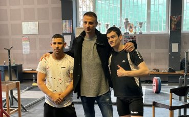 Димитър Бербатов окуражи днес българските национални състезатели по вдигане на