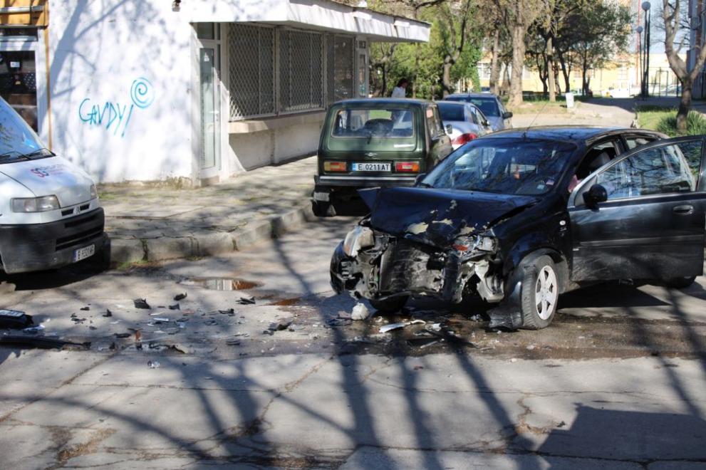 Два автомобила се удариха на кръстовище в благоевградския квартал Запад,